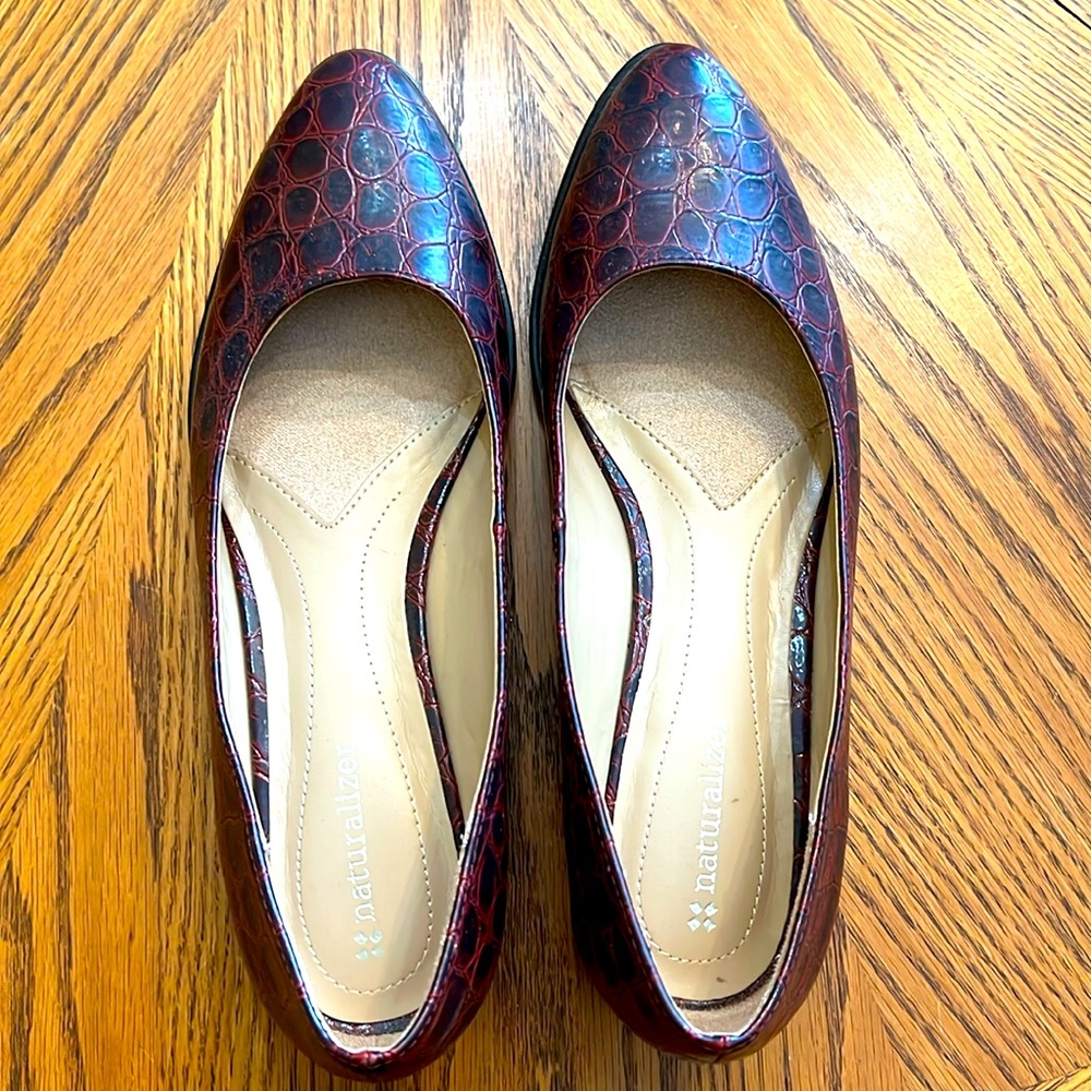 Naturalizer women’s flats size 9.5 in maroon and black snakeskin pattern. Pretty